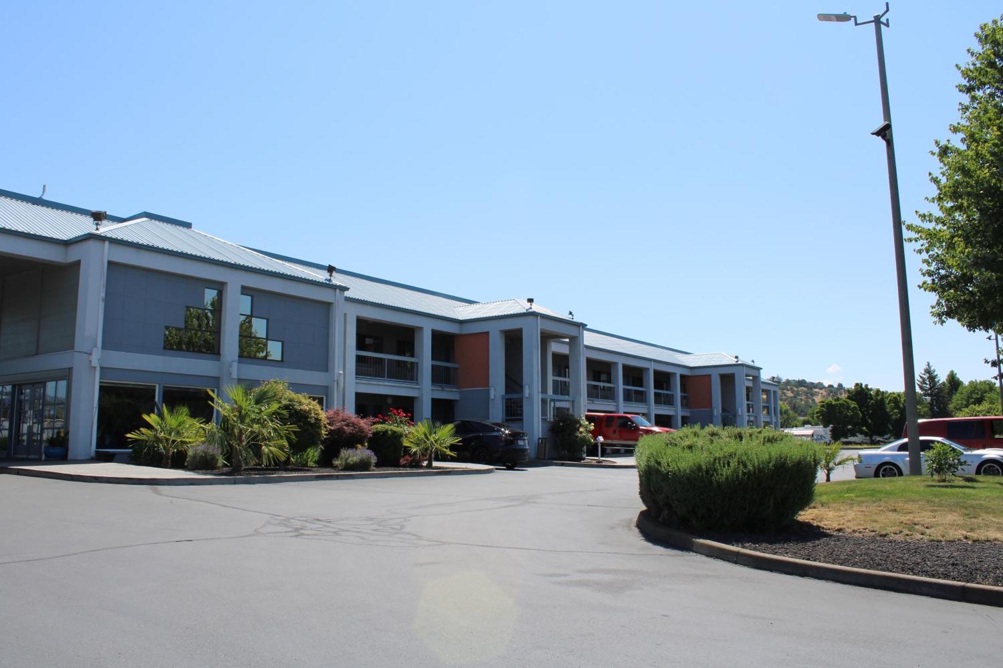 Americas Best Value Inn Phoenix Medford Esterno foto
